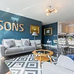 Kingsland High Street Apartment